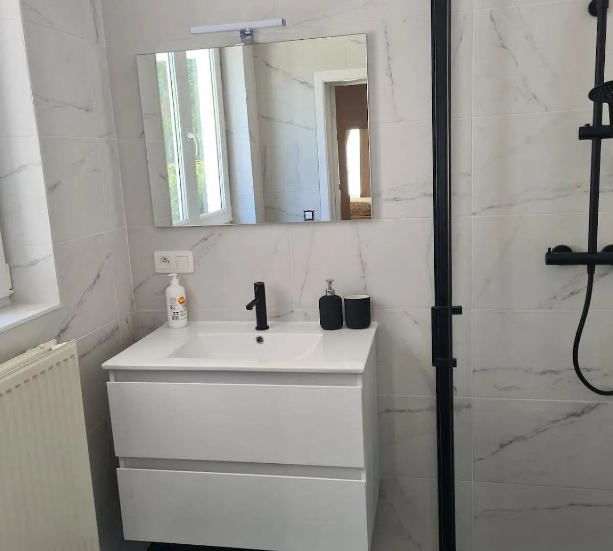 Lovely & Modern Apartment In The Heart Of أنتويرب بلجيكا